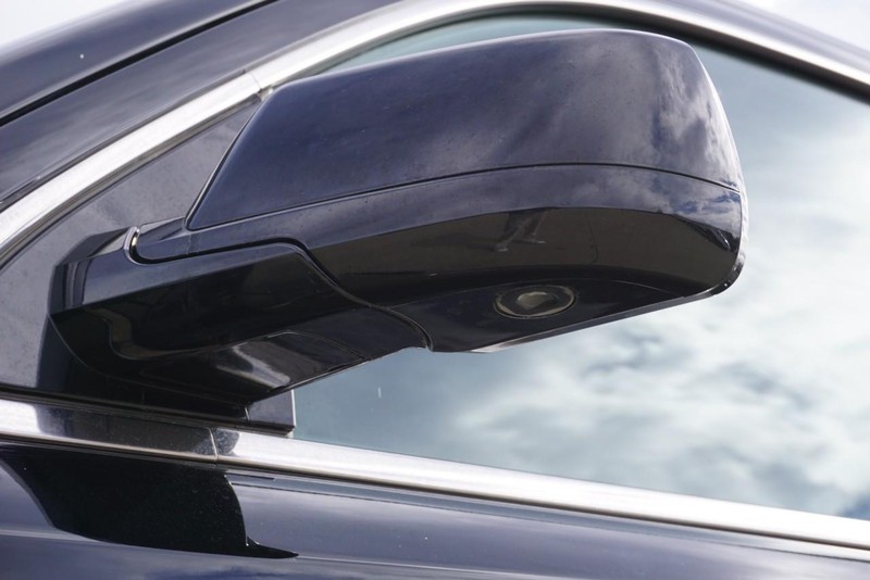 GMC Yukon XL Vehicle Full-screen Gallery Image 12