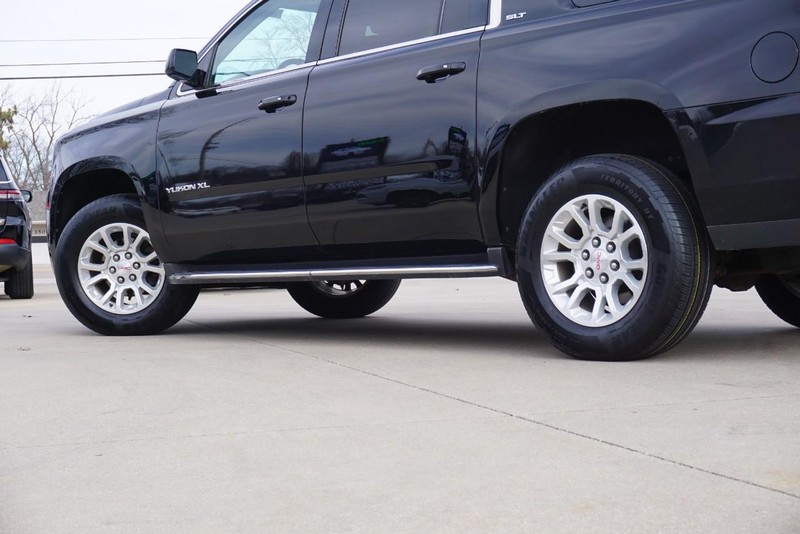 GMC Yukon XL Vehicle Full-screen Gallery Image 14