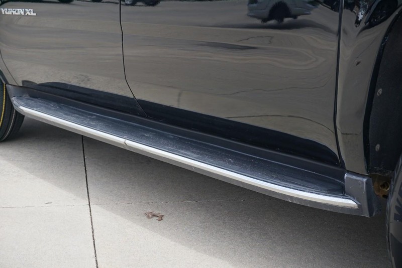 GMC Yukon XL Vehicle Full-screen Gallery Image 16