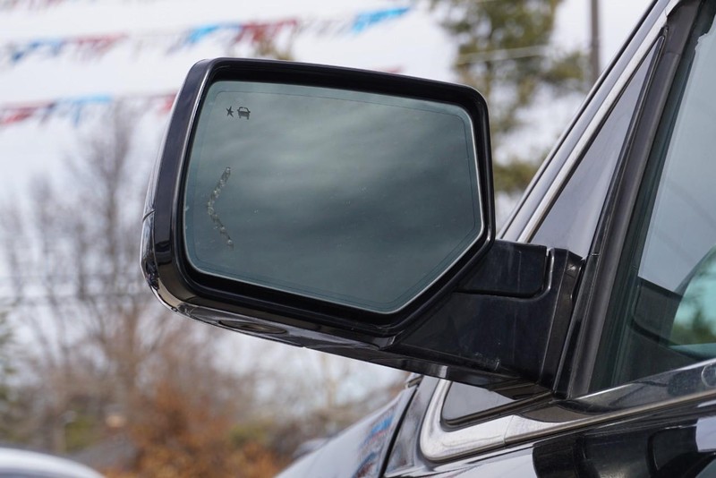 GMC Yukon XL Vehicle Full-screen Gallery Image 17