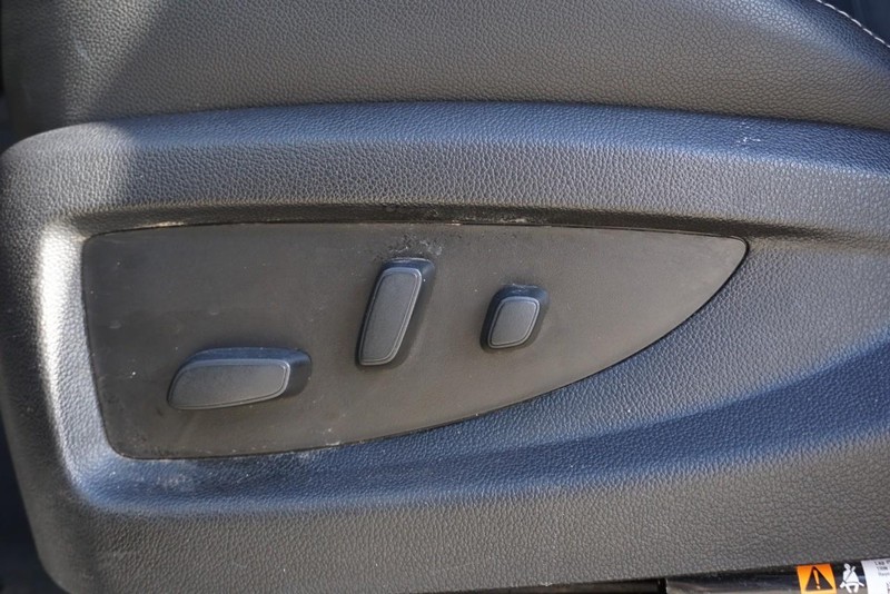 GMC Yukon XL Vehicle Full-screen Gallery Image 28