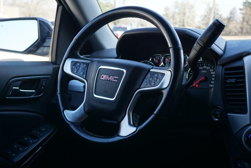 GMC Yukon XL Vehicle Full-screen Gallery Image 40