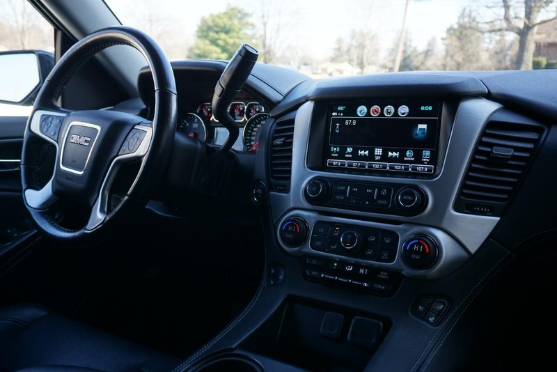 GMC Yukon XL Vehicle Full-screen Gallery Image 42