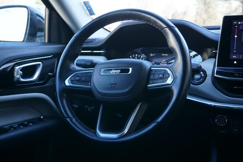 Jeep Compass Vehicle Full-screen Gallery Image 30