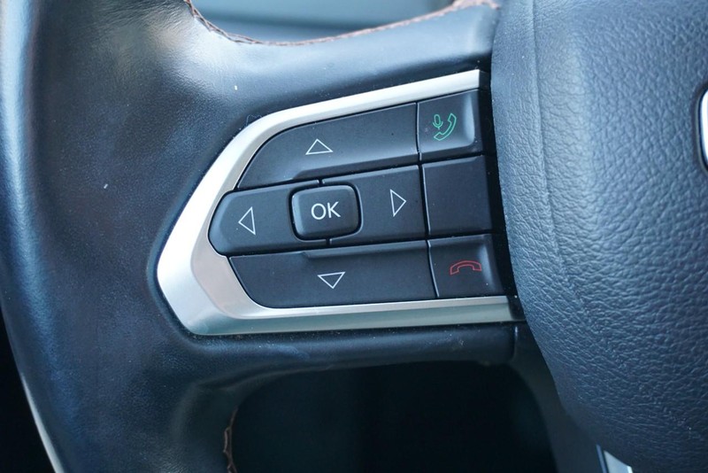 Jeep Compass Vehicle Full-screen Gallery Image 34