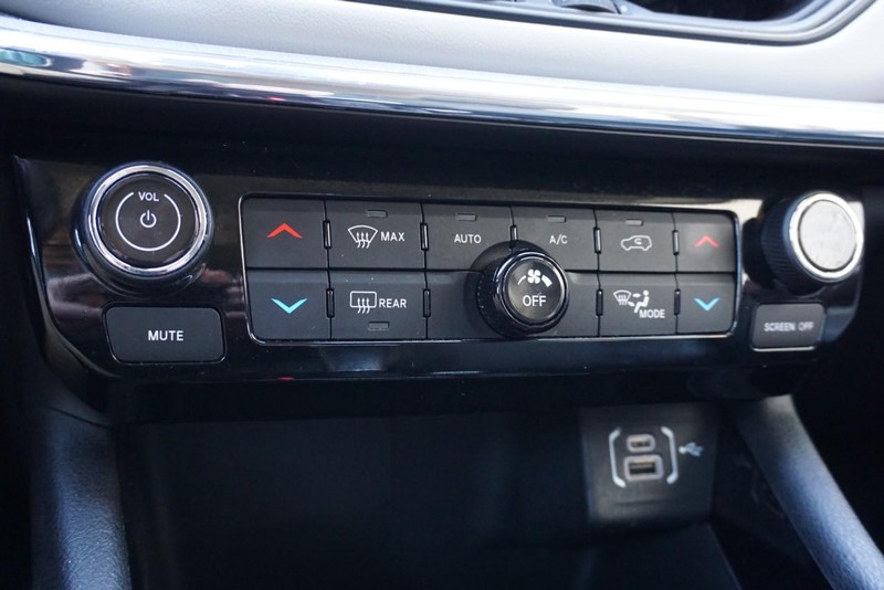 Jeep Compass Vehicle Full-screen Gallery Image 40