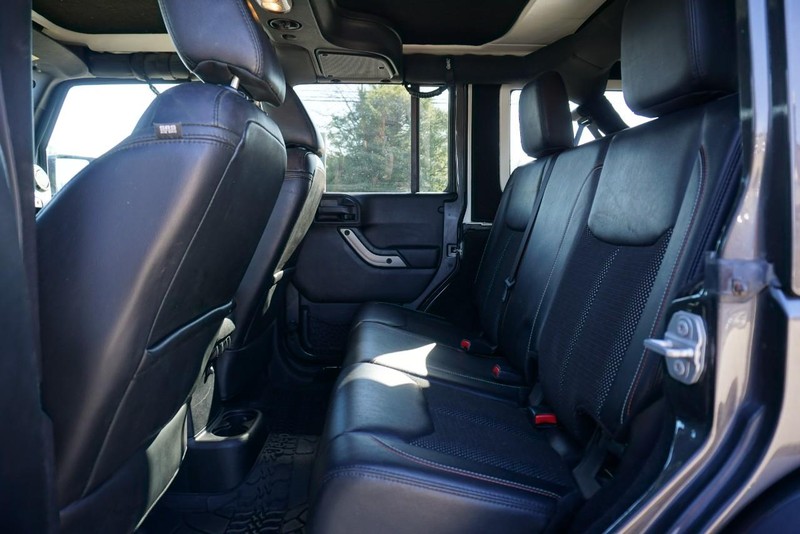 Jeep Wrangler Unlimited Vehicle Full-screen Gallery Image 24
