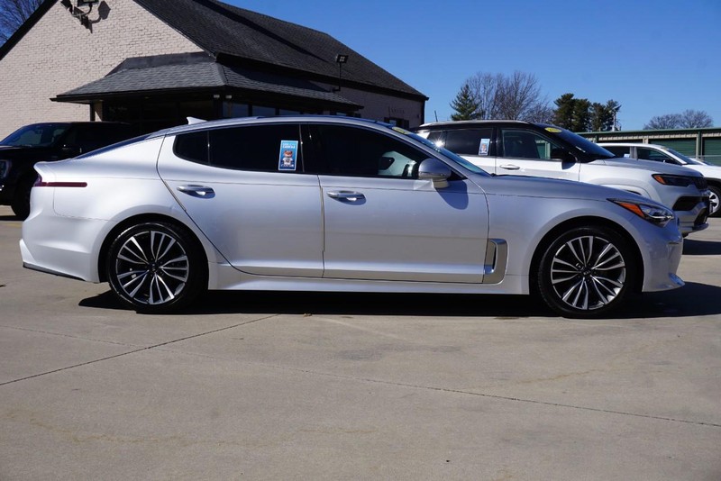 Kia Stinger Vehicle Full-screen Gallery Image 02