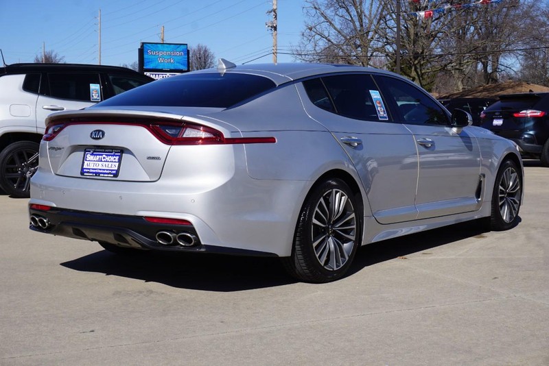 Kia Stinger Vehicle Full-screen Gallery Image 03