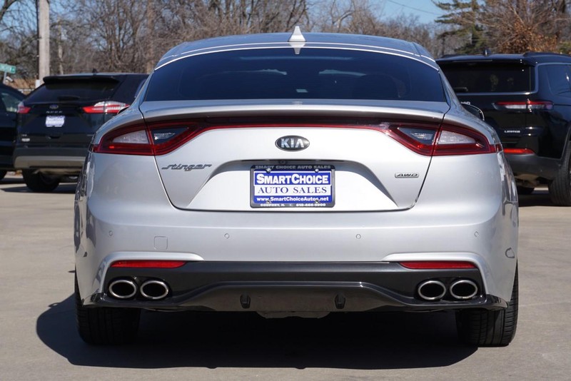 Kia Stinger Vehicle Full-screen Gallery Image 04