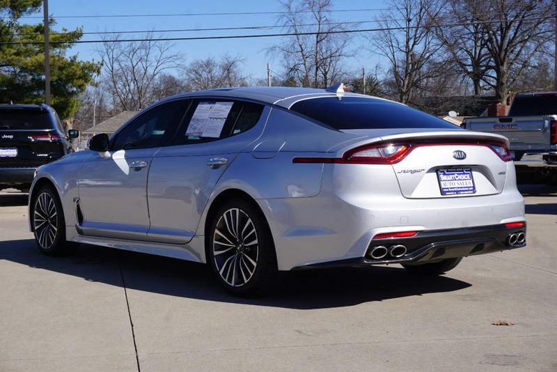 Kia Stinger Vehicle Full-screen Gallery Image 05