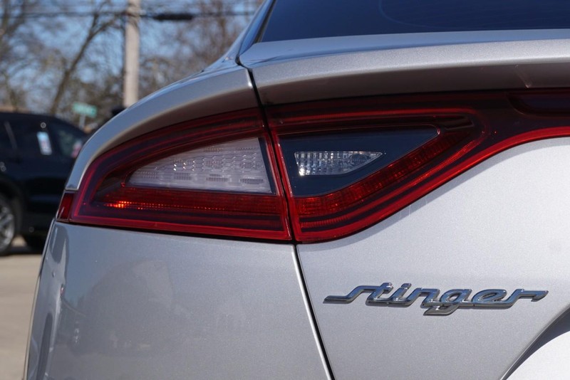 Kia Stinger Vehicle Full-screen Gallery Image 18