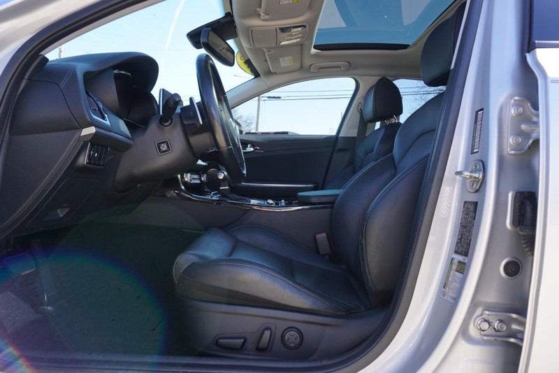 Kia Stinger Vehicle Full-screen Gallery Image 24