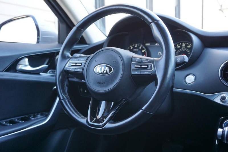 Kia Stinger Vehicle Full-screen Gallery Image 35