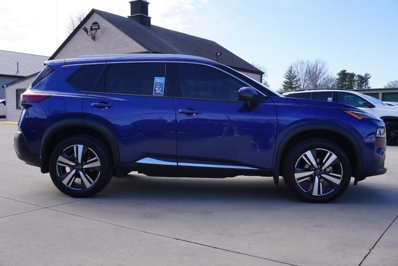 Nissan Rogue Vehicle Full-screen Gallery Image 02