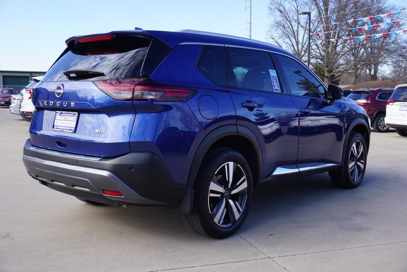 Nissan Rogue Vehicle Full-screen Gallery Image 03