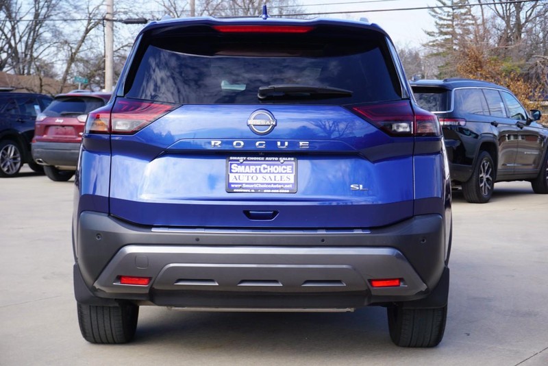 Nissan Rogue Vehicle Full-screen Gallery Image 04