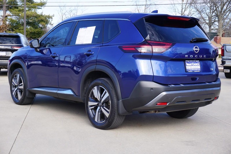 Nissan Rogue Vehicle Full-screen Gallery Image 05