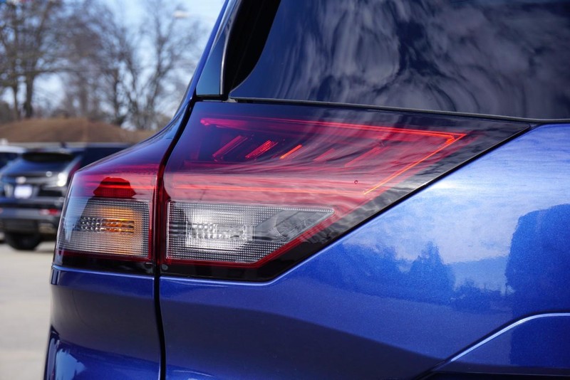 Nissan Rogue Vehicle Full-screen Gallery Image 14