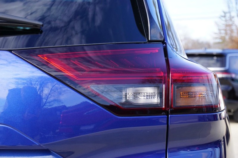 Nissan Rogue Vehicle Full-screen Gallery Image 15