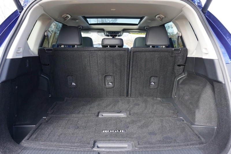 Nissan Rogue Vehicle Full-screen Gallery Image 17