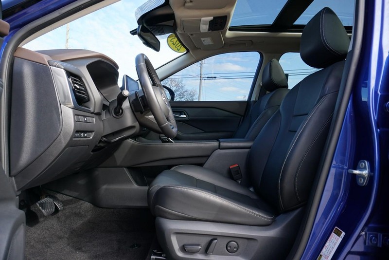 Nissan Rogue Vehicle Full-screen Gallery Image 19