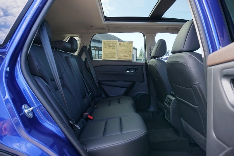 Nissan Rogue Vehicle Full-screen Gallery Image 24