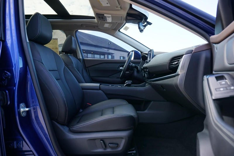 Nissan Rogue Vehicle Full-screen Gallery Image 26