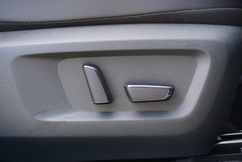 Nissan Rogue Vehicle Full-screen Gallery Image 27