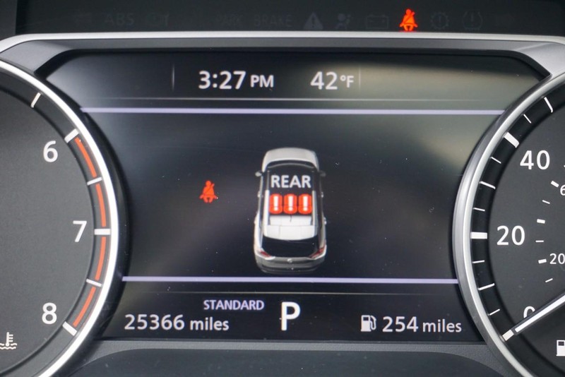 Nissan Rogue Vehicle Full-screen Gallery Image 38