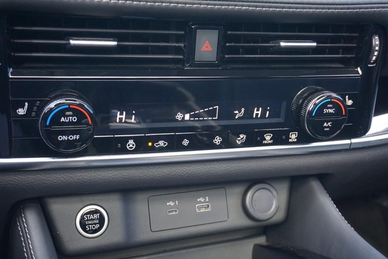 Nissan Rogue Vehicle Full-screen Gallery Image 40