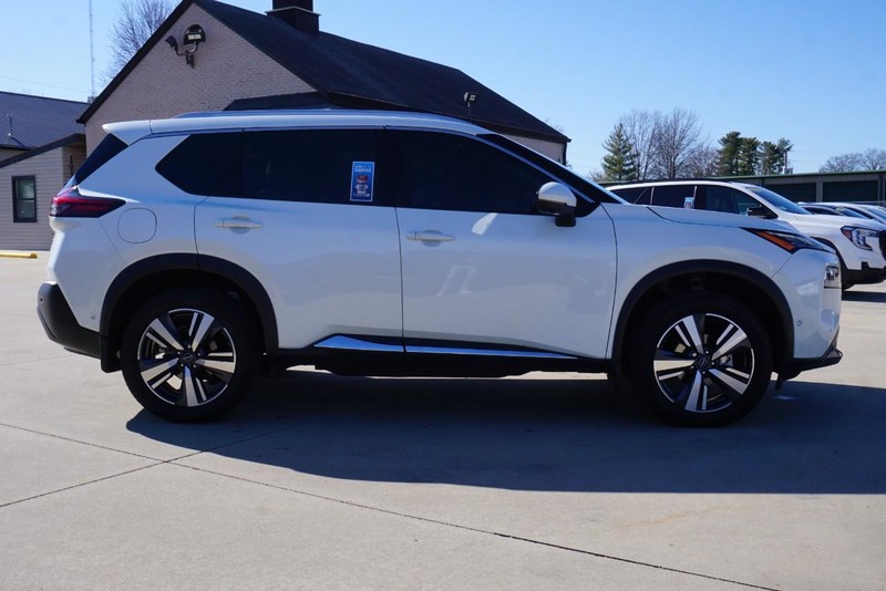 Nissan Rogue Vehicle Full-screen Gallery Image 02