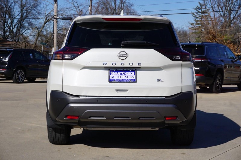 Nissan Rogue Vehicle Full-screen Gallery Image 04