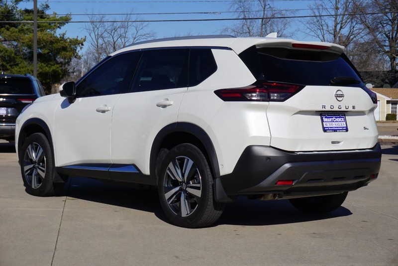 Nissan Rogue Vehicle Full-screen Gallery Image 05