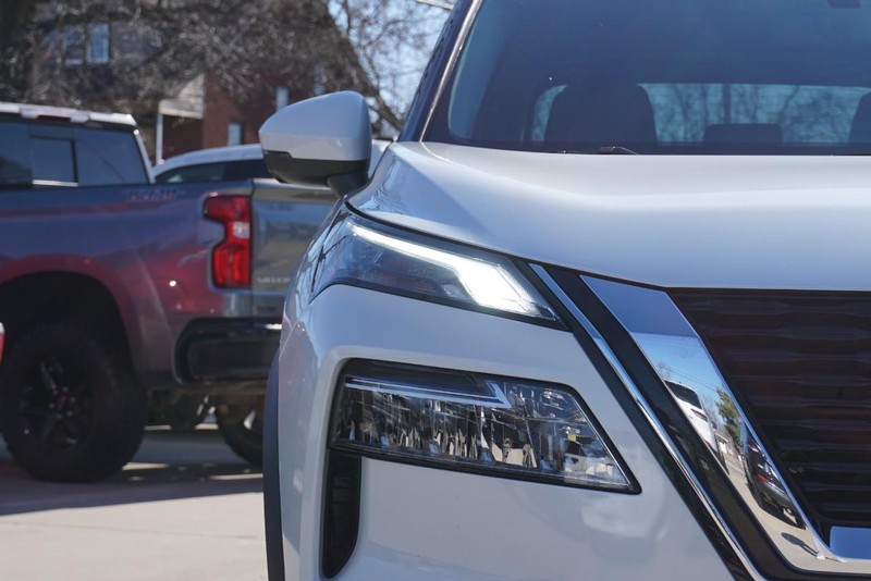 Nissan Rogue Vehicle Full-screen Gallery Image 09