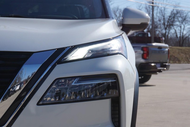 Nissan Rogue Vehicle Full-screen Gallery Image 10