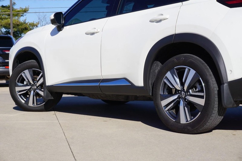 Nissan Rogue Vehicle Full-screen Gallery Image 13