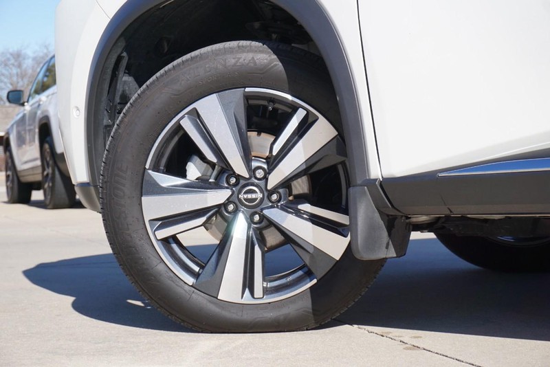 Nissan Rogue Vehicle Full-screen Gallery Image 14