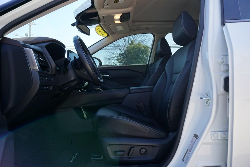 Nissan Rogue Vehicle Full-screen Gallery Image 20