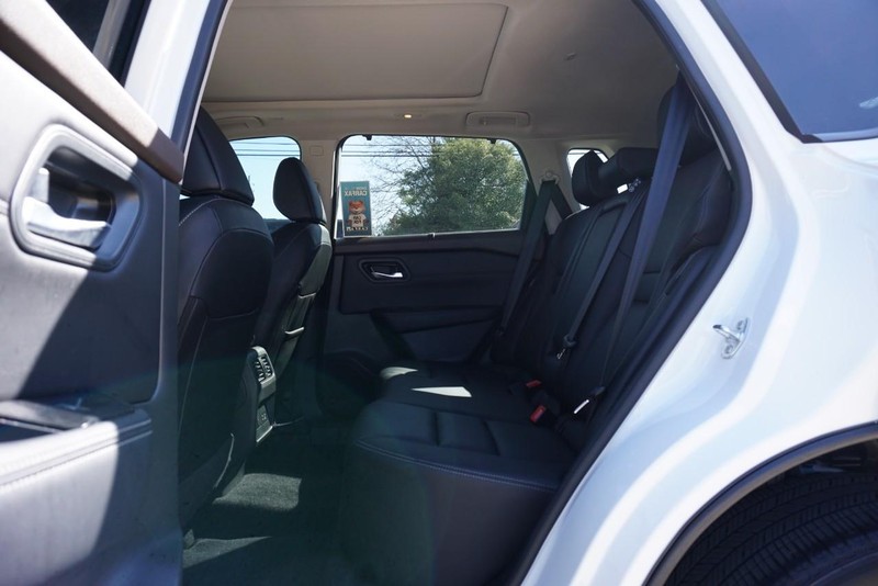 Nissan Rogue Vehicle Full-screen Gallery Image 23