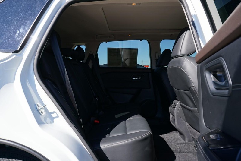 Nissan Rogue Vehicle Full-screen Gallery Image 25