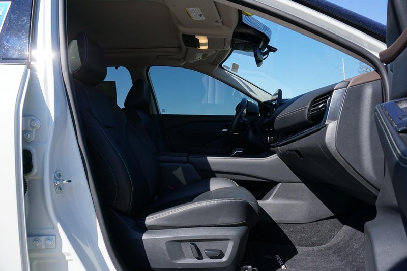 Nissan Rogue Vehicle Full-screen Gallery Image 27