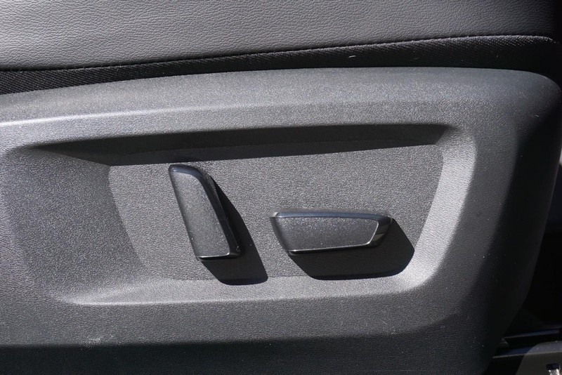 Nissan Rogue Vehicle Full-screen Gallery Image 28