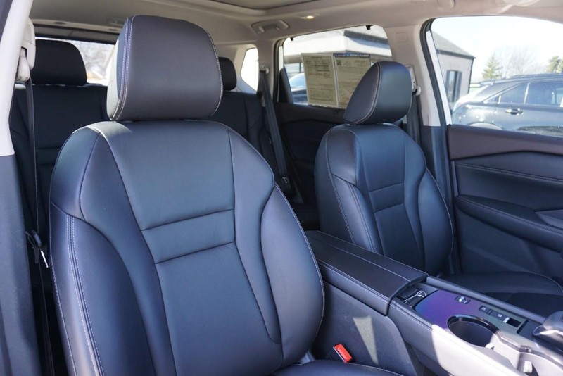 Nissan Rogue Vehicle Full-screen Gallery Image 29