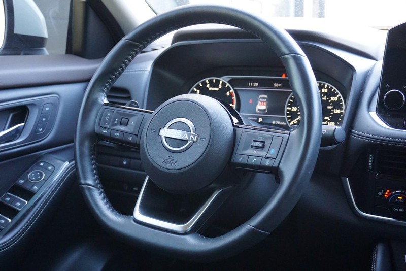 Nissan Rogue Vehicle Full-screen Gallery Image 31