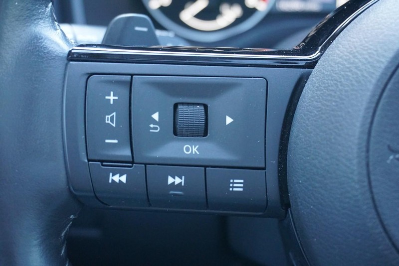 Nissan Rogue Vehicle Full-screen Gallery Image 36