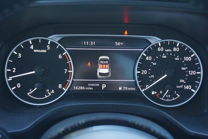 Nissan Rogue Vehicle Full-screen Gallery Image 38