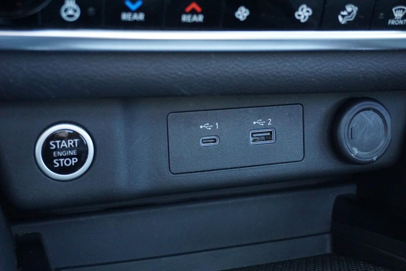 Nissan Rogue Vehicle Full-screen Gallery Image 43