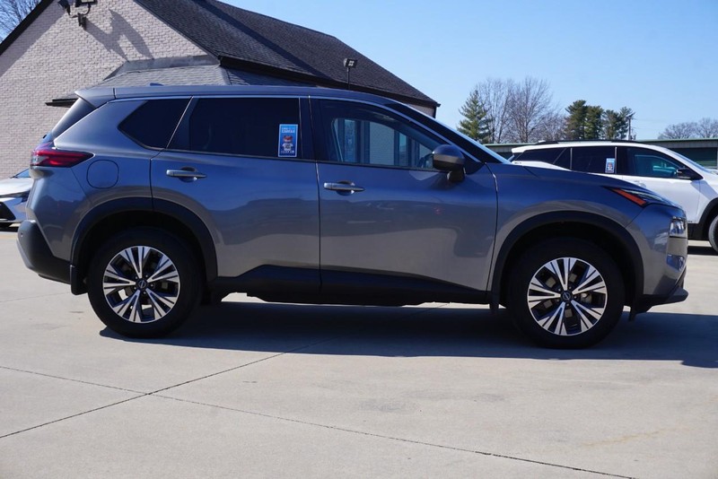 Nissan Rogue Vehicle Full-screen Gallery Image 02