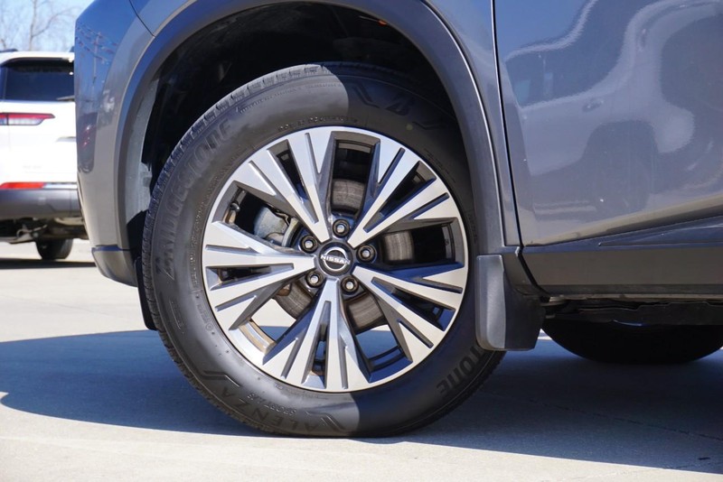 Nissan Rogue Vehicle Full-screen Gallery Image 14